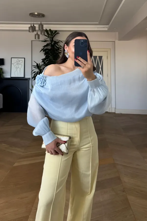Düşük Omuz Gül Detaylı Bluz