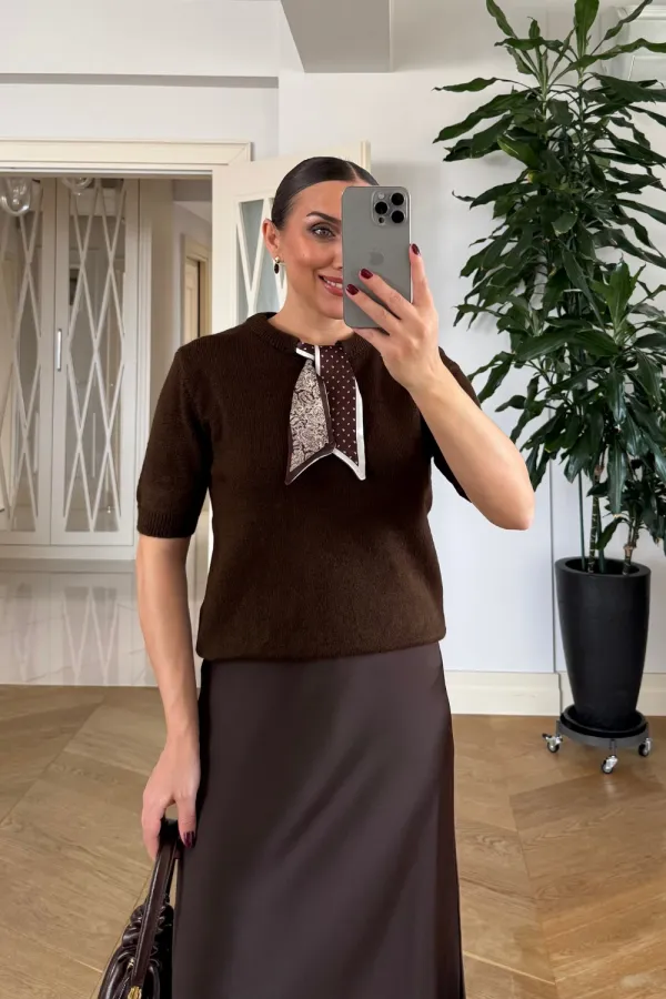 Short-Sleeved Knitted Sweater with Scarf Short-Sleeved Knitted Sweater with Scarf