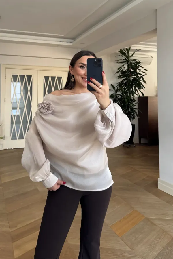 Düşük Omuz Gül Detaylı Bluz