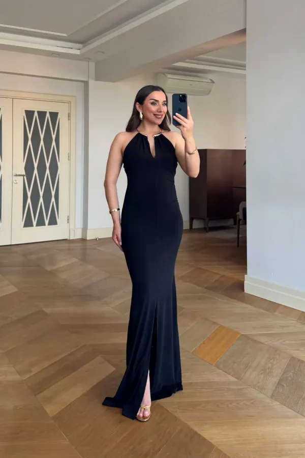 Halter Yaka Aksesuar Detaylı Uzun Elbise Halter Yaka Aksesuar Detaylı Uzun Elbise