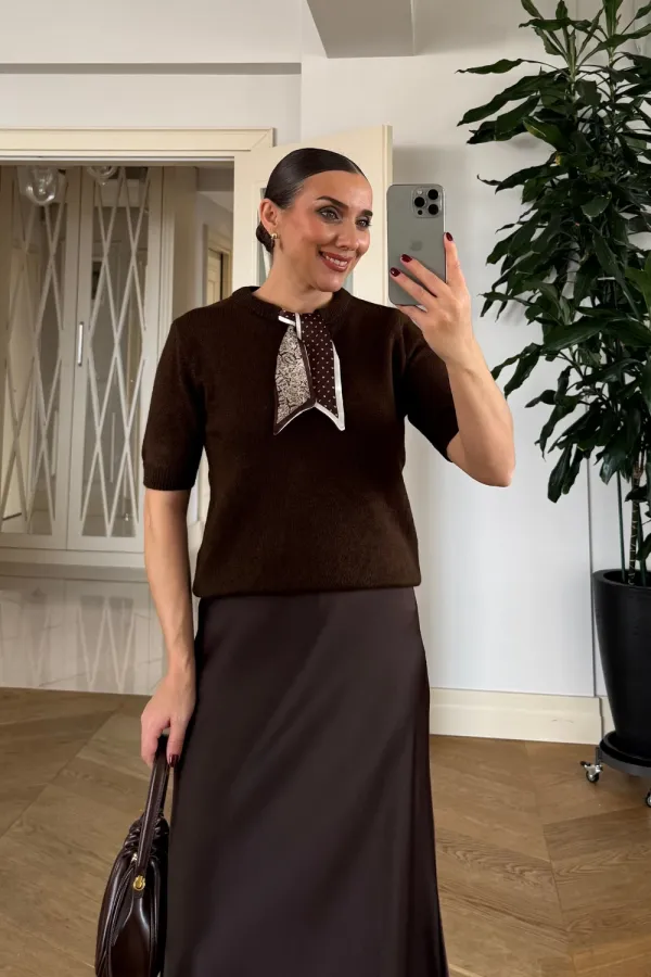Short-Sleeved Knitted Sweater with Scarf Short-Sleeved Knitted Sweater with Scarf