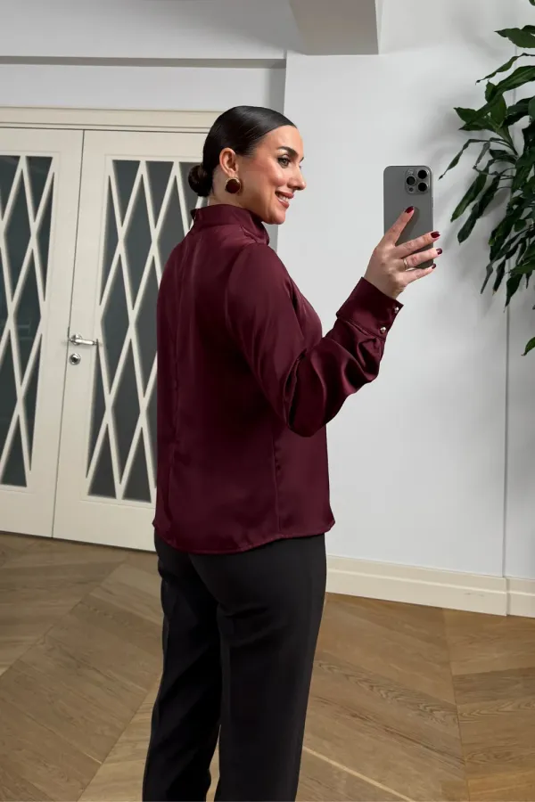 Broş Detaylı Uzun Kollu Saten Bluz