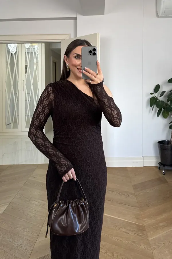 Robe midi en dentelle à encolure asymétrique