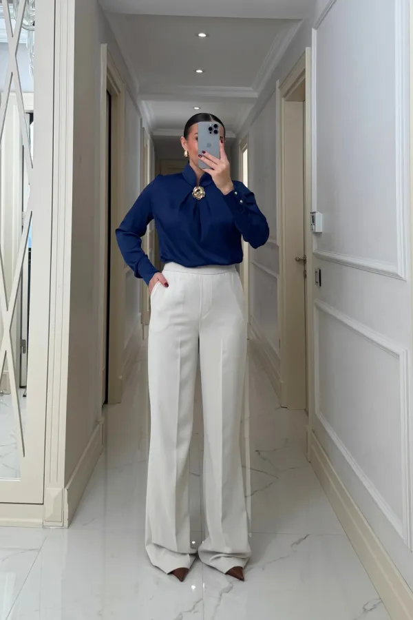 Broş Detaylı Uzun Kollu Saten Bluz