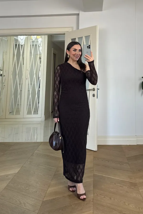 Robe midi en dentelle à encolure asymétrique