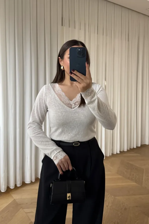 V Yaka Dantel Detaylı Bluz