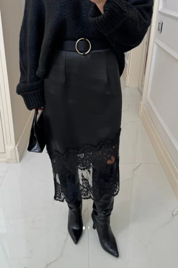 Jupe asymétrique en satin avec détails en dentelle