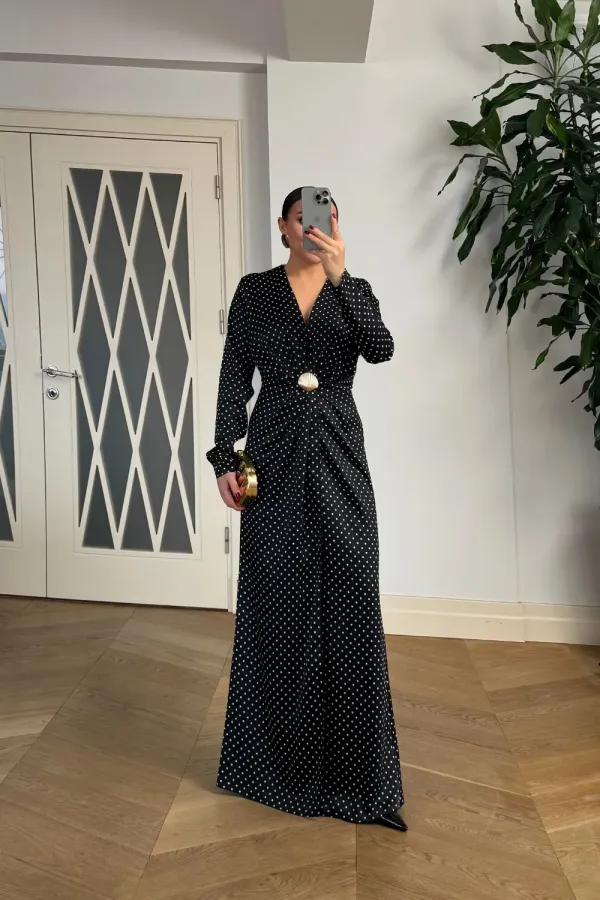 Robe longue à pois et col en V