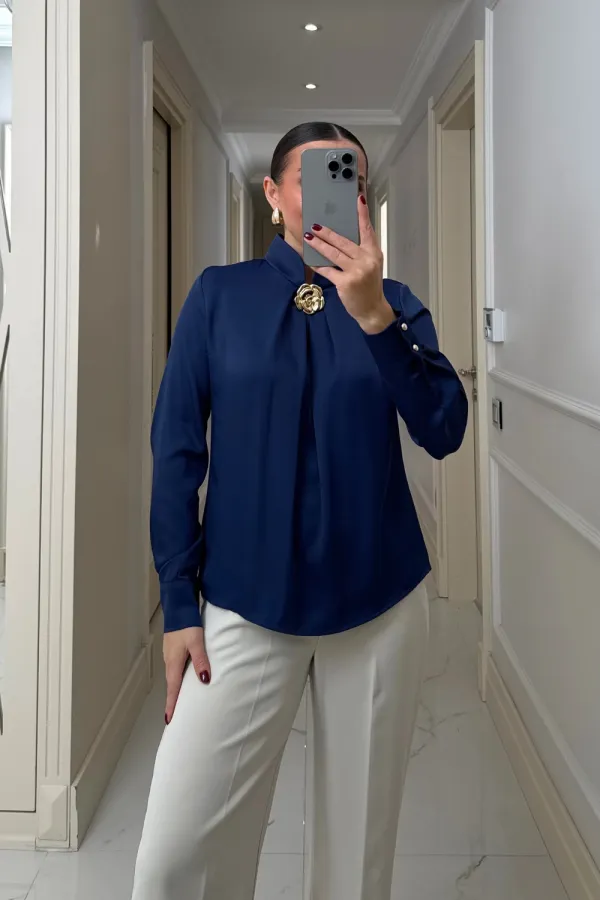 Broş Detaylı Uzun Kollu Saten Bluz