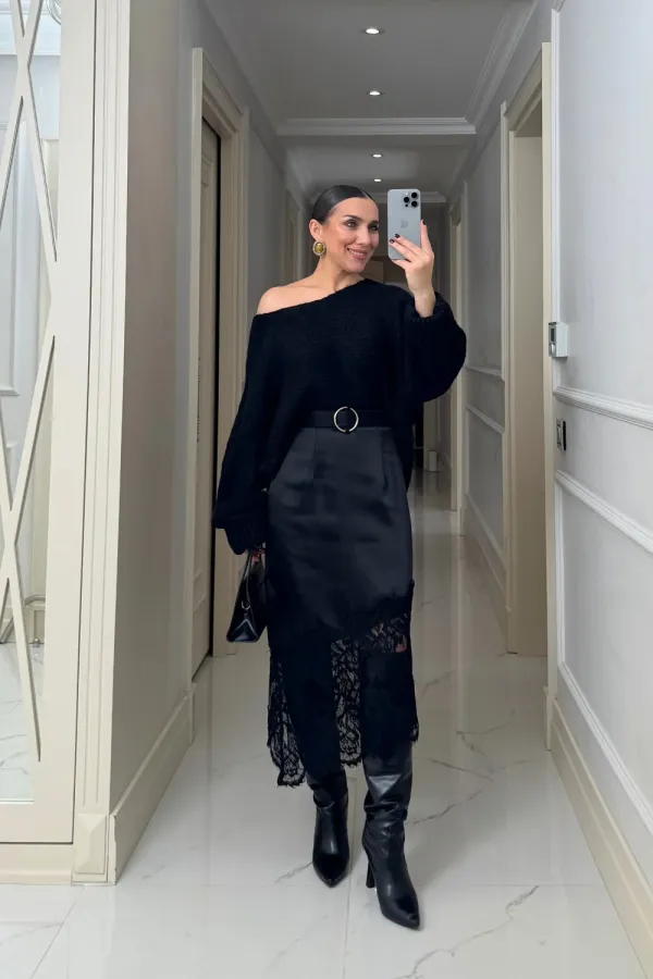 Jupe asymétrique en satin avec détails en dentelle