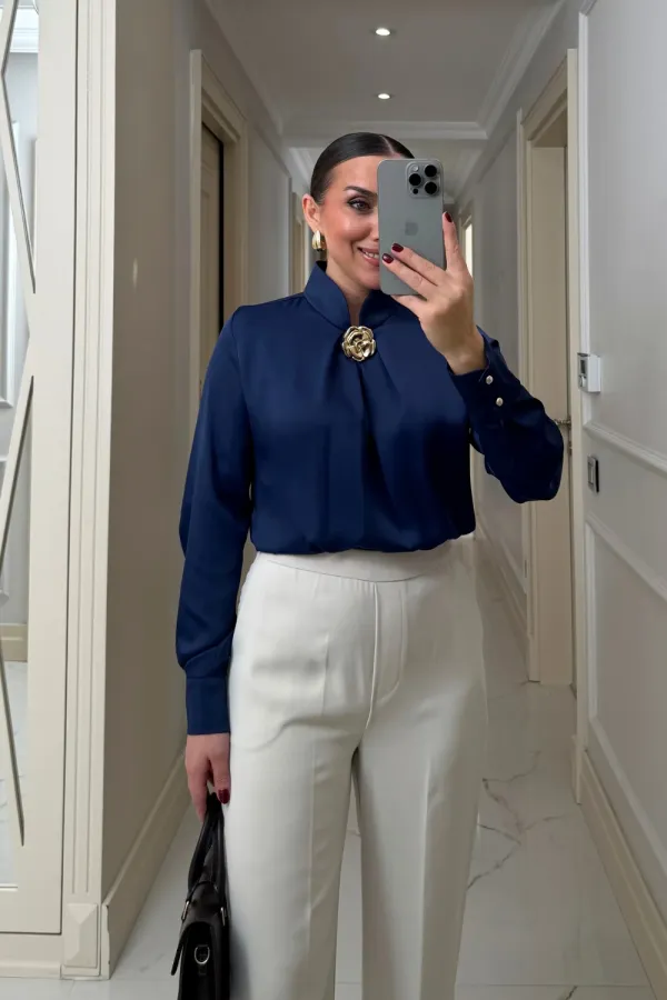 Broş Detaylı Uzun Kollu Saten Bluz
