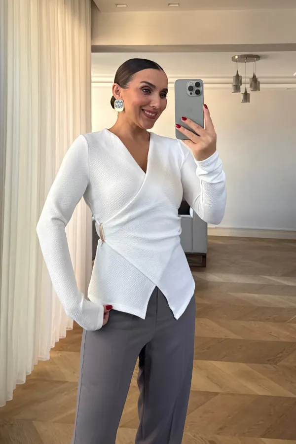 Kruvaze Yaka Toka Detaylı Bluz