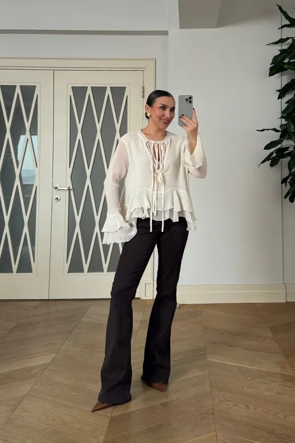 Bağcık Detaylı Fırfırlı Uzun Kollu Bluz