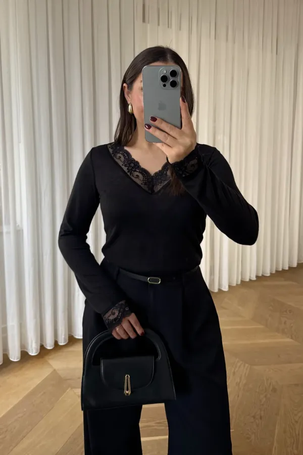 V Yaka Dantel Detaylı Bluz