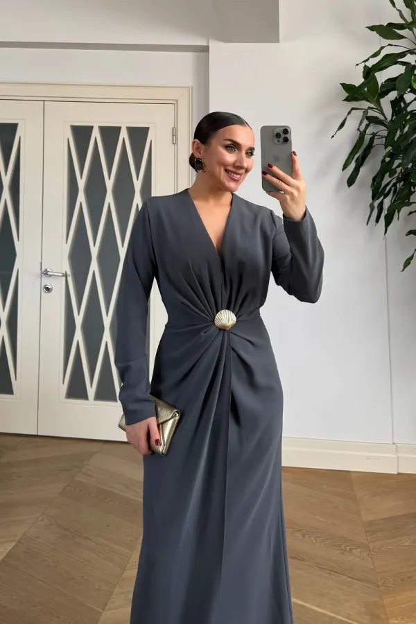 V Yaka Toka Detaylı Uzun Kollu Elbise