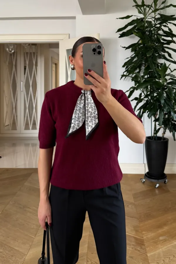 Short-Sleeved Knitted Sweater with Scarf