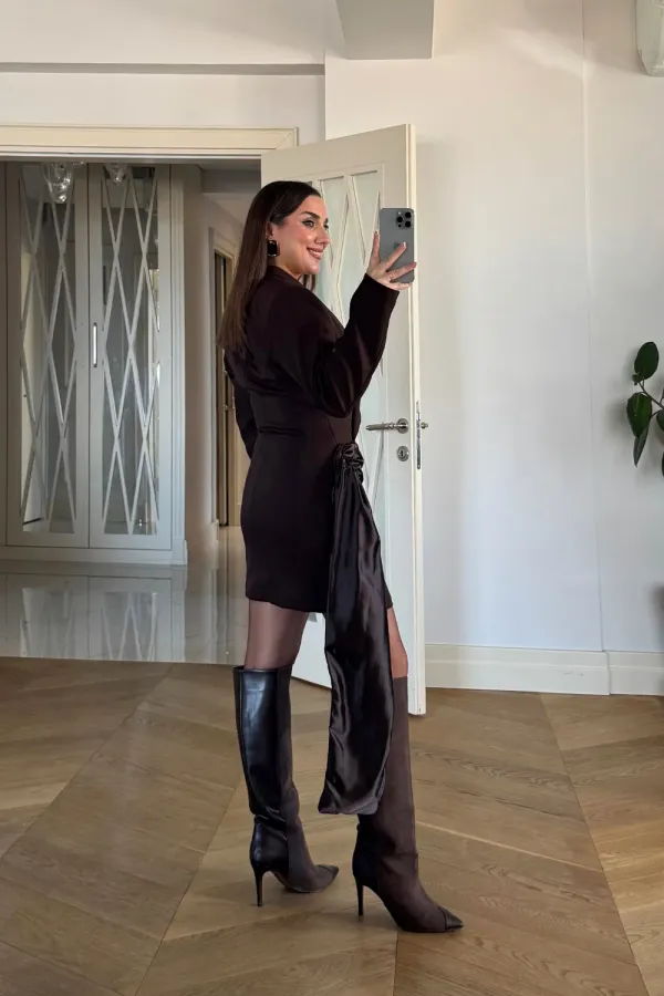 Kruvaze Yaka Toka Detaylı Mini Elbise