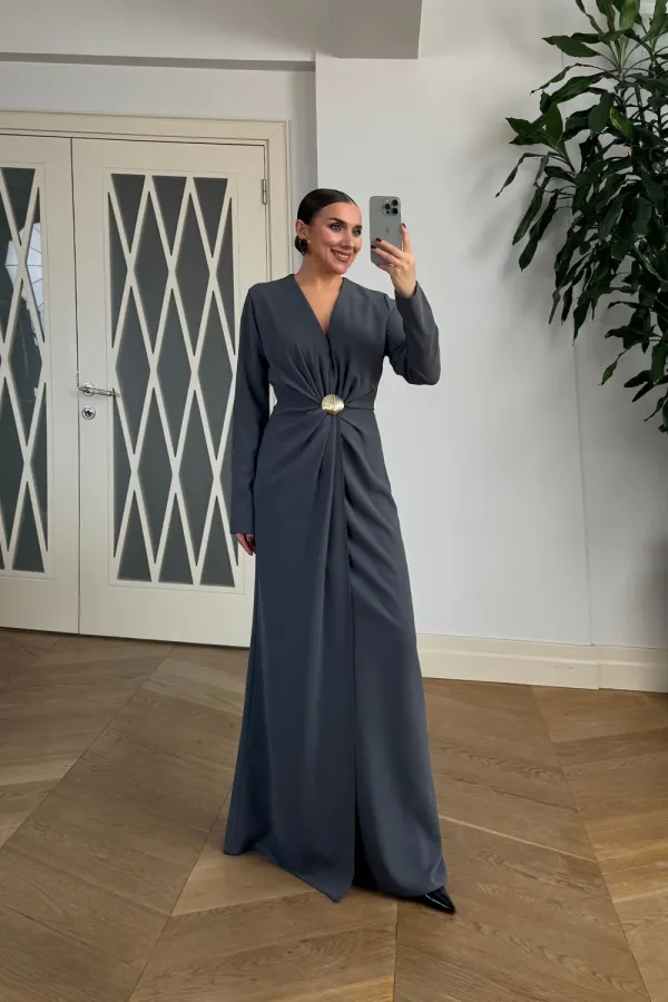 V Yaka Toka Detaylı Uzun Kollu Elbise