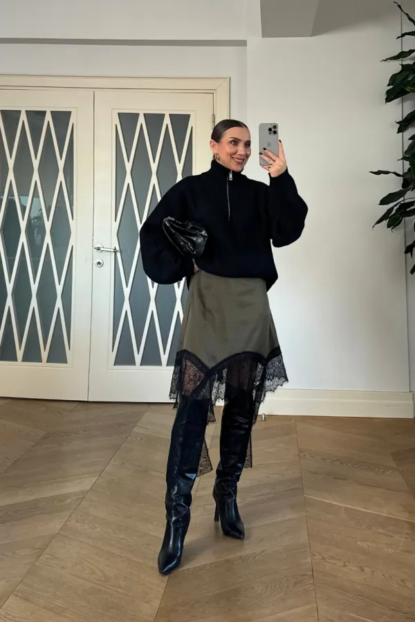 Mini-jupe en satin et dentelle