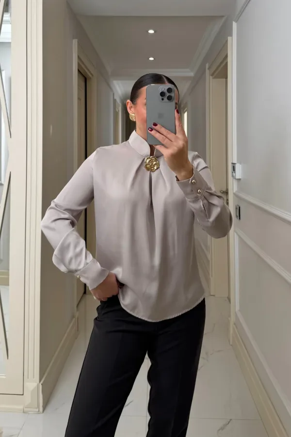 Broş Detaylı Uzun Kollu Saten Bluz