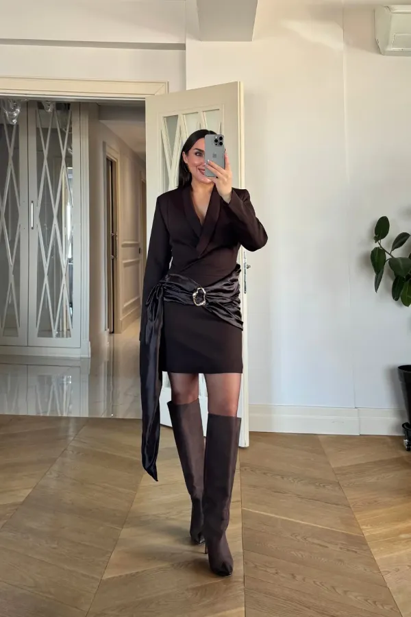 Kruvaze Yaka Toka Detaylı Mini Elbise