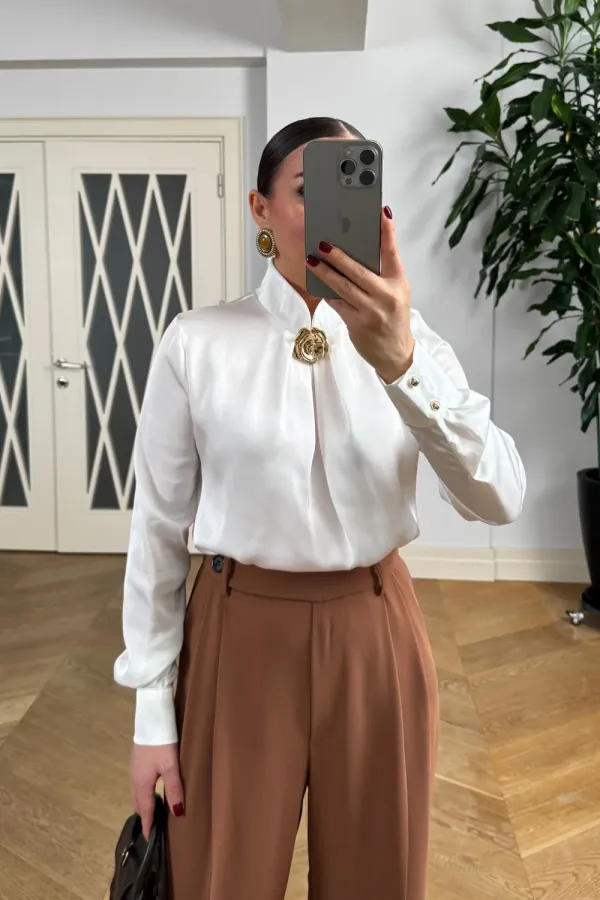 Broş Detaylı Uzun Kollu Saten Bluz