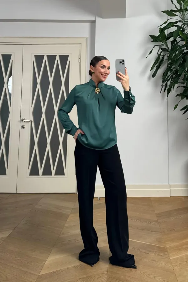 Broş Detaylı Uzun Kollu Saten Bluz