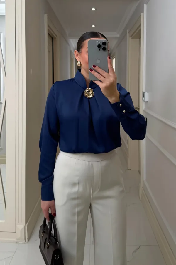 Broş Detaylı Uzun Kollu Saten Bluz