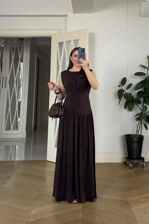 Büzgü Detaylı Sıfır Kol Uzun Elbise