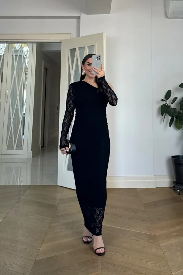 Robe midi en dentelle à encolure asymétrique