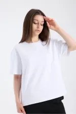 T-shirt blanc à manches courtes et coupe ample pour femme, en tissu épais.
