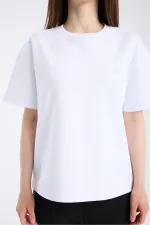 T-shirt blanc à manches courtes et coupe ample pour femme, en tissu épais.