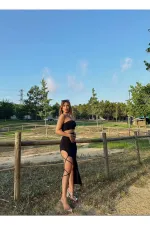 Ensemble deux pièces noir pour femme : jupe en tissu sable avec détails en dentelle