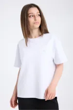 T-shirt blanc à manches courtes et coupe ample pour femme, en tissu épais.