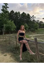 Ensemble deux pièces noir pour femme : jupe en tissu sable avec détails en dentelle