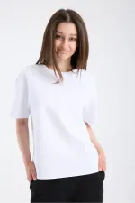 T-shirt blanc à manches courtes et coupe ample pour femme, en tissu épais.