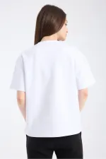 T-shirt blanc à manches courtes et coupe ample pour femme, en tissu épais.