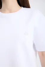 T-shirt blanc à manches courtes et coupe ample pour femme, en tissu épais.