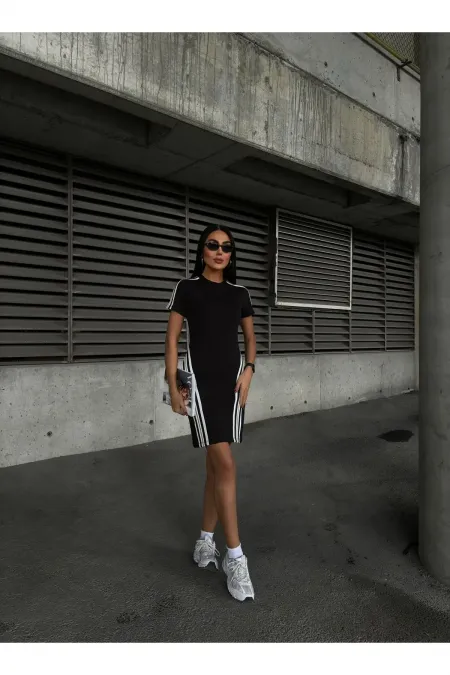 Robe noire à manches courtes pour femme avec détail à rayures pailletées