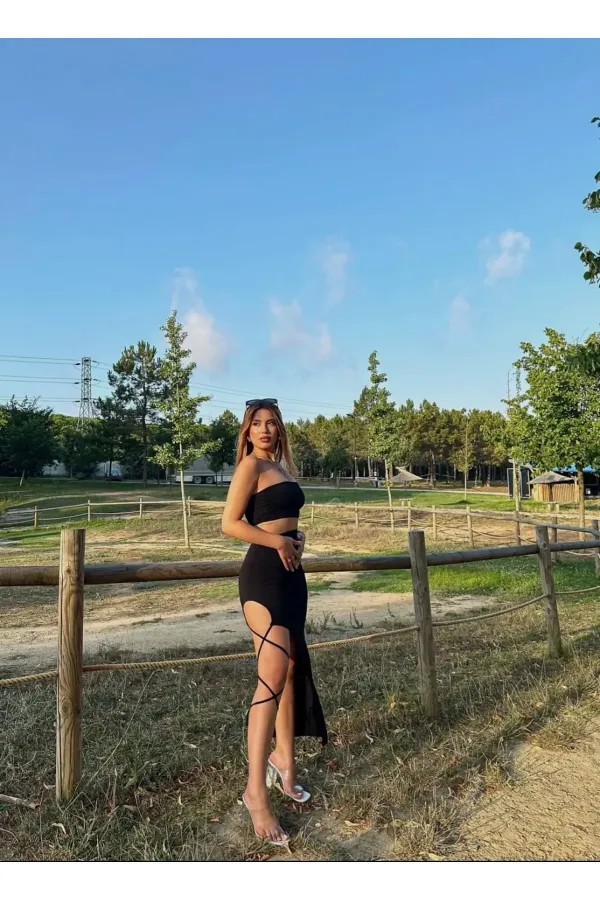 Ensemble deux pièces noir pour femme : jupe en tissu sable avec détails en dentelle