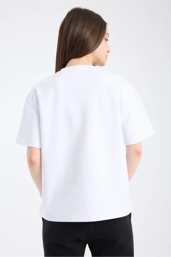 T-shirt blanc à manches courtes et coupe ample pour femme, en tissu épais.