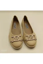 Ballerines beiges en cuir véritable 2001 – avec accessoires métalliques