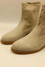 Bottes d'été beiges en daim cloutées pour femmes
