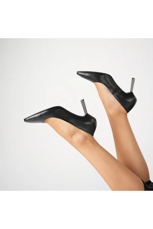 Beatriz Siyah Deri Üçgen Topuklu Kadın Ayakkabı