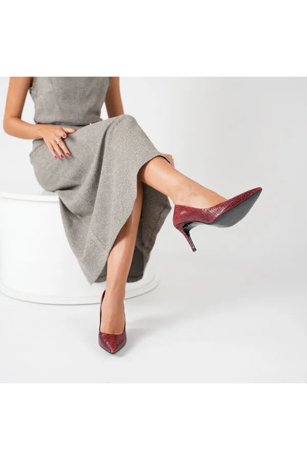 Escarpins Nadia en cuir véritable imprimé serpent bordeaux – Talon de 9 cm