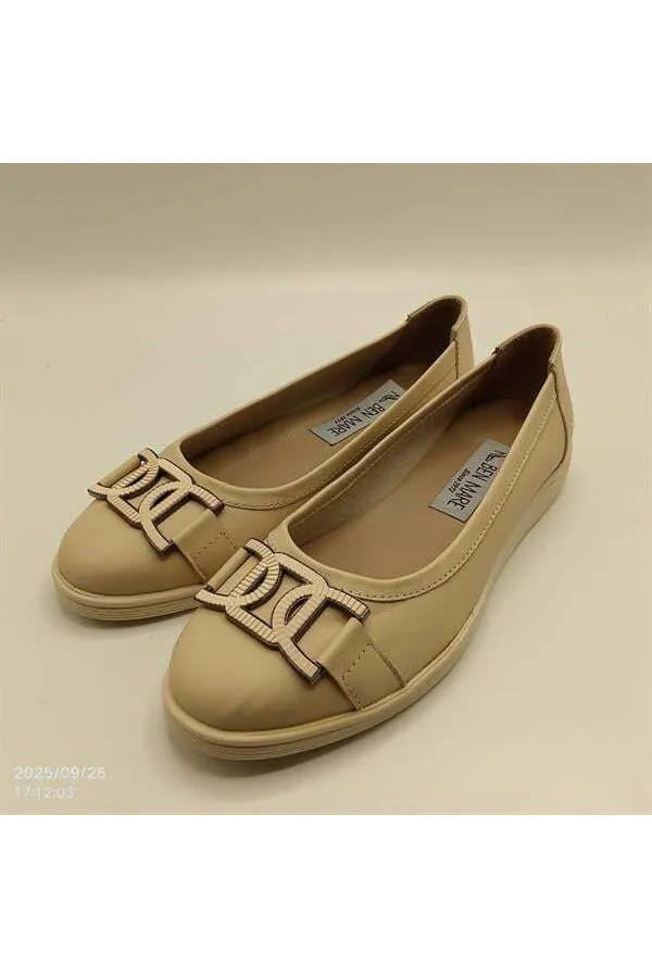 Ballerines beiges en cuir véritable 2001 – avec accessoires métalliques