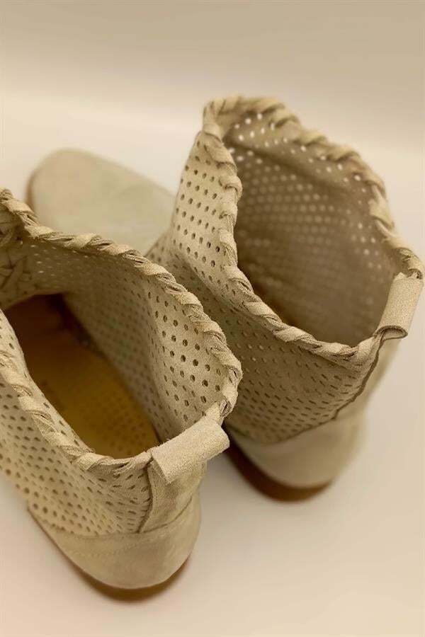 Bottes d'été beiges en daim cloutées pour femmes