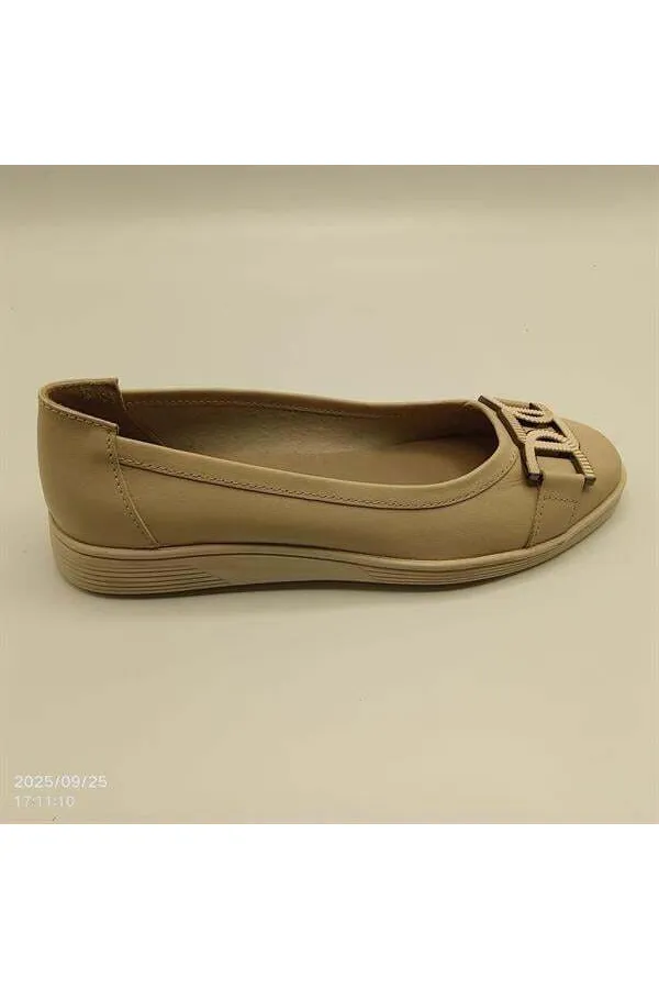 Ballerines beiges en cuir véritable 2001 – avec accessoires métalliques