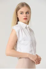 Chemise Topshow crème à manches zéro en satin au-dessus du ventre (vente en gros)