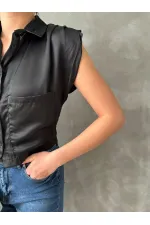 Chemise Topshow noire à manches zéro en satin au-dessus du ventre (vente en gros)